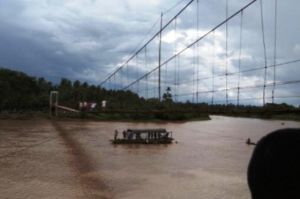 VIDEO: Detik-detik Jembatang Gantung di Bungo Bergoyang, Satu Orang Melintas Jatuh ke Sungai 