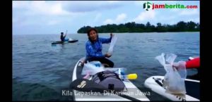 VIDEO: Menteri Susi Lepasliarkan Benih Lobster yang Gagal Diselundupkan Dari Kualatungkal 