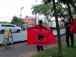 Akhiri Masa Kampanye dengan Lepas APK, Edi Purwanto Instruksikan Caleg PDIP Tertibkan Seluruh APK 