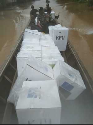 Kotak Suara di Dendang Tanjabtim ini Diangkut Pakai Perahu 
