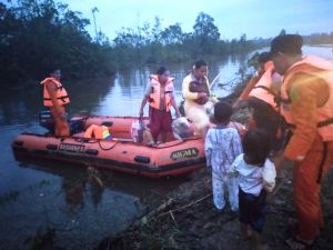 Desa Terjun Gajah Kecamatan Betara Diterjang Banjir, Puluhan Jiwa Terpaksa Dievakuasi Tim SAR