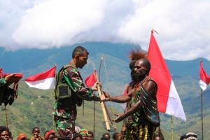 Deklarasi Setia NKRI, Warga Puncak Jaya Serahkan Alat Perang