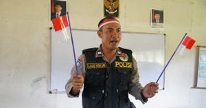 Ini Sosok Polisi Yang Menjadi Guru Di Mimika - Papua