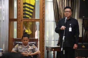 Mendagri Beri Penghargaan bagi Anggota Polri yang Gugur dalam Pelaksanaan Pemilu