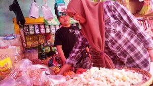 Harga Bawang Putih Di Pasar Bungur Kota Bungo Tembus 120.000 Per Kg, Pengusaha Pempek Terpukul