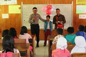 Cerdaskan Anak Bangsa, Binmas Noken Polres Puncak Jaya Mengajar di SDN Mulia Puncak Jaya