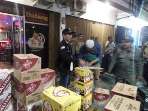 Puluhan Dus Diduga Minol Digelandang ke Markas Satpol-PP Jambi