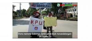 VIDEO: Aksi Pemuda Berkostum Kotak Suara Ini Minta Gubernur Tak Tandatangani SK Pemberhentian Syaihu