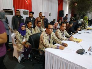 5 Komisioner KPU Provinsi Jambi Tampil Kompak Sampaikan Hasil Pemilu, Sanusi: Alhamdulillah Sah