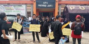 PW KAMMI Provinsi Jambi Lakukan Aksi di KPU dan Kibarkan Bendera Kuning