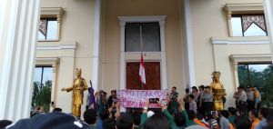 Dirikan Bendera Setengah Tiang, Aliansi Mahasiswa Segel Kantor DPRD Provinsi Jambi 
