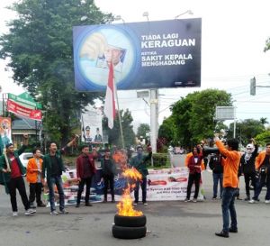 Kecam Tindakan Represif Aparat,Puluhan Mahasiswa Gelar aksi Bakar Ban di Perempatan BI Telanai
