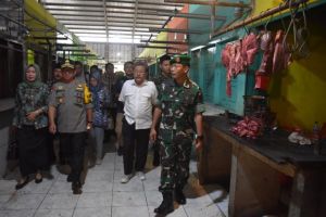 Danrem 042/Gapu Dampingi Komisi XI DPR RI Sidak Ke Pasar Angso Duo 