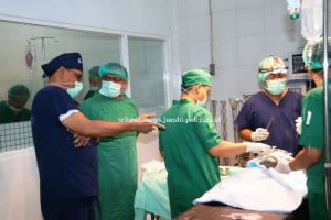 Peringati HUT ke 73 Bhayangkara, Polda Jambi Gandeng Ahli Bedah Lakukan Operasi Kelainan Konginital