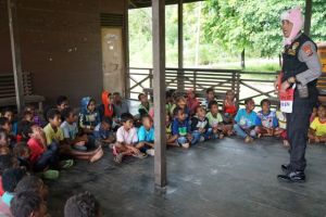 Binmas Noken Polri Lakukan Polisi Pi ajar di Kampung Utikini Dua Distrik Kuala Kencana