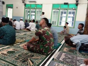 Personil Satgas Pra TMMD Reg ke 105 Kodim 0716/Demak Sholat Jumat Bersama Warga