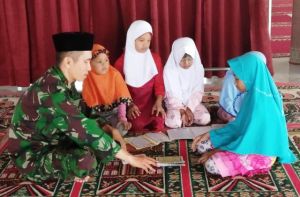 Aktif di Kegiatan Pra TMMD, Babinsa Ini juga Mengajar Mengaji untuk Anak-anak