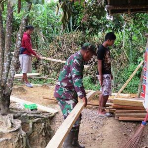 Kayu Bedah Rumah Sudah Tiba, Warga Gotong Royong Turunkan Material