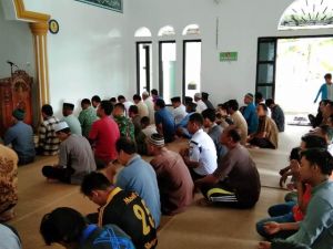 Beribadah Sambil Menjalin Silaturahmi Dengan Warga Sasaran TMMD