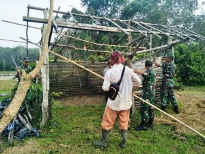 Di Sela Pra TMMD, Babinsa Bantu Warga Perbaiki Pondok di Ladang