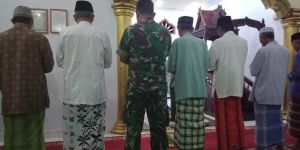 Shalat Subuh Berjamaah dengan Warga, Babinsa Koramil 04/Mbl Kodim 0415/Bth Ajak Sukseskan TMMD