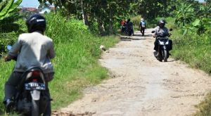 Terimakasih Pak Tentara, Jalan Berbatu Ini Akan Dibeton