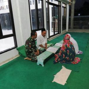 Babinsa Ajari Anak Mengaji di Lokasi TMMD Mengaji, Begini Gayanya