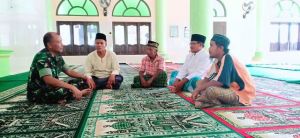Usai Shalat Zuhur, Ditemani Imam Mesjid Kembali Sosialisasi TMMD ke Warga