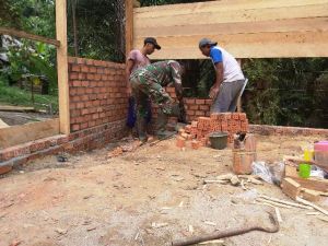 Babinsa Bekerjasama Warga Menyusun Bata di Rumah Marlan