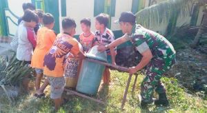Ajari Anak-Anak di Desa TMMD Tentang Kebersihan Lingkungan