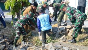 Pacu Semangat Anggota, Dandim Ikut Pasang Batu di Talud TMMD