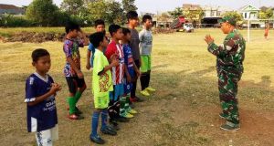 Satgas TMMD Sempatkan Diri Pantau Latihan Sepak Bola