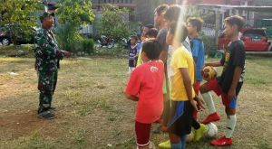 Satgas TMMD Kodim Demak Yang Piawai Melatih Sepakbola