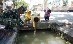 Satgas TMMD Yang Pandai Mengambil Hati Anak-Anak