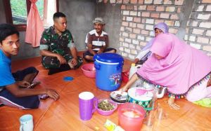 Berbaur bersama Warga, Kopda Sisri Sosialisasikan Program TMMD