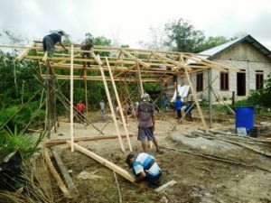Warga dan TNI Gotong Royong Bangun Rumah Agus Rianto