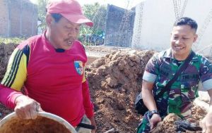 Canda Tawa Satgas dan Warga Ringankan Pekerjaan di TMMD