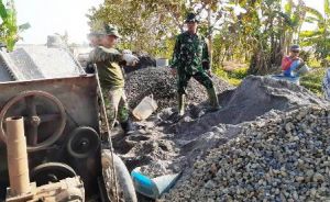 Pantang Menyerah Sebelum Jalan TMMD Tuntas