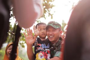 Tak Hanya Cek Pembangunan Fisik, Dandim 0415/Bth juga Hibur Anak-anak di Desa Ladang Peris