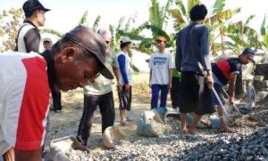 Totalitas Mbah No di TMMD Kalikondang