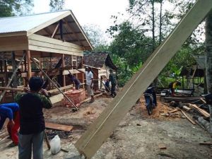 Atap Rumah Tito Sudah Terpasang, Warga bersama Babinsa Lanjut Selesaikan Target