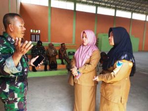 Babinsa Sertu Ridwan Dampingi Staf BKKBN Kunjungi Lokasi TMMD