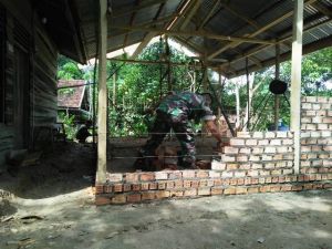 Sudah Tegak Payung, Serda Alfian Bersama Warga pasang Bata Rumah Mulyadi