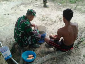 Kopda Sisri dengan Warga, Cerita Pengalaman Hingga TMMD Sambil Kupas Ubi Jalar