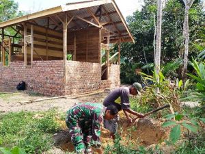 Praka Bambang Bantu Iskandar Gali Lobang Septic Tank