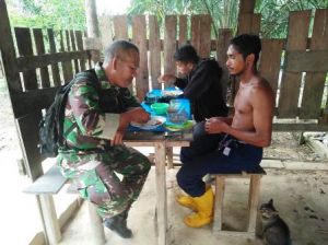Lakukan Komunikasi Sosial, Babinsa Sertu Riduwan Makan Siang Bersama Budi, Sopir Truk Sawit