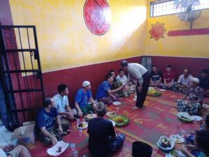 Kapolda Muchlis Makan Siang Bersama dengan Warga Binaan di Rutan Mapolda Jambi