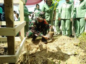 Usai Pembukaan TMMD, Dansatgas dan Bupati Syahirsah Tanam Durian dan Rambutan