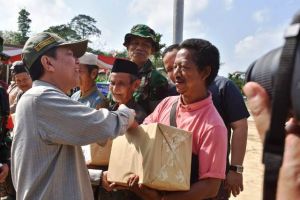 Warga SAD juga Terima Paket Sembako TMMD Kodim 0415/Bth