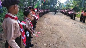 Bawa Bendera, Murid SD Berpakaian Pramuka Lengkap Sambut Tamu Pembukaan TMMD